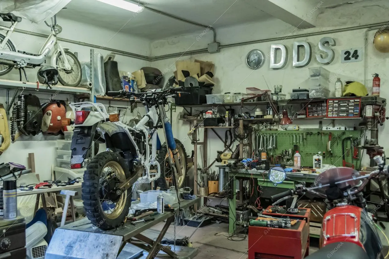 Garage della villa Curcuma, location in stile contemporaneo a Milano