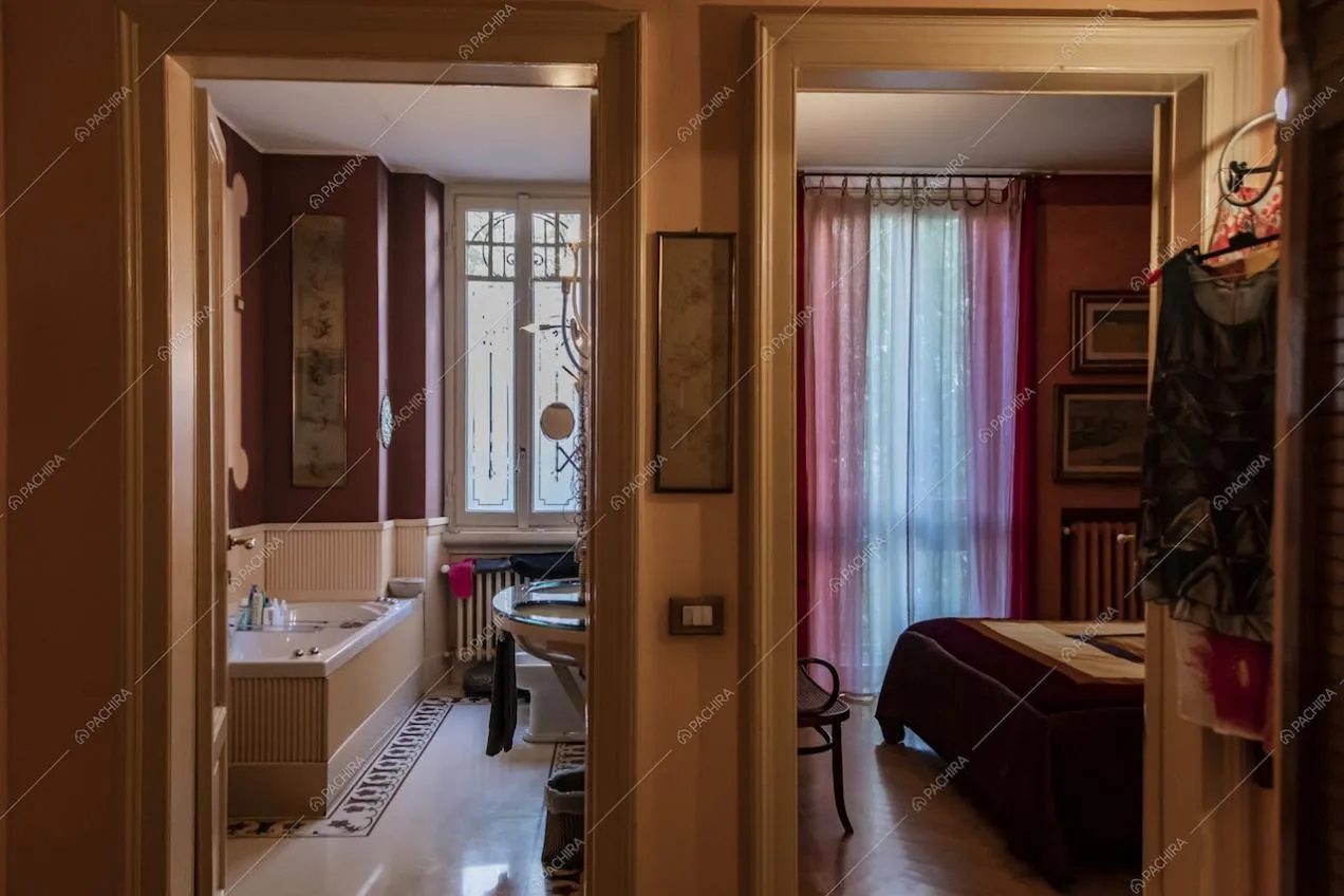 Bagno e camera della villa Curcuma, location in stile contemporaneo a Milano