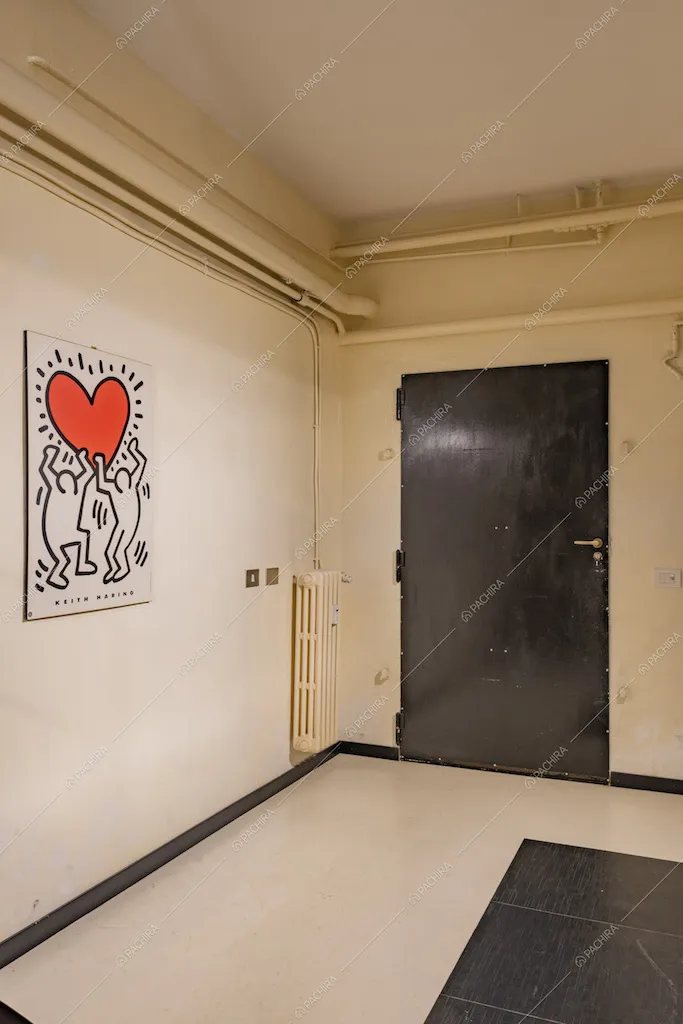 L'ingresso con quadro di Keith Haring