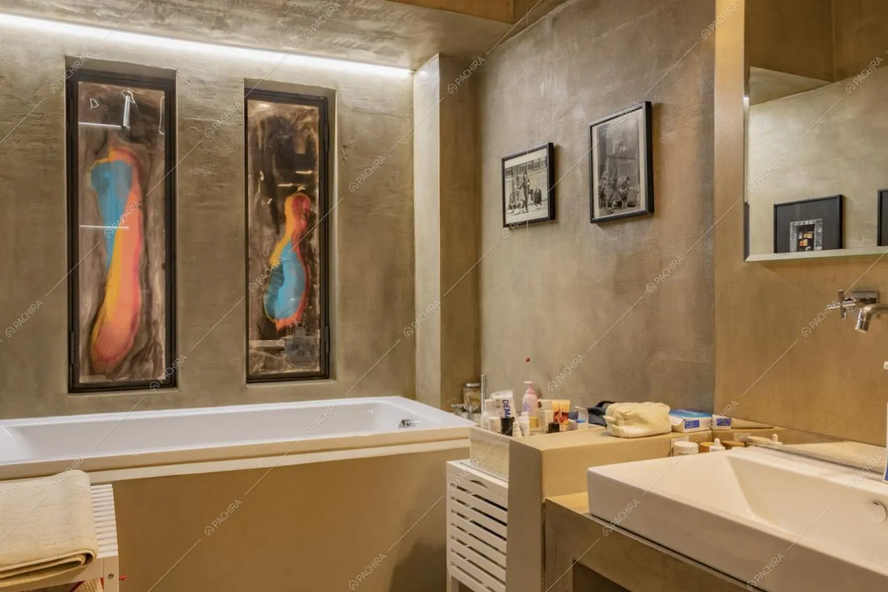 Il bagno con quadri e vasca da bagno