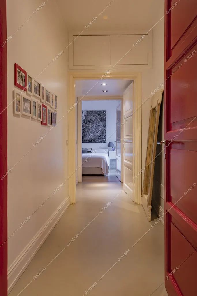 Corridoio e porta rossa