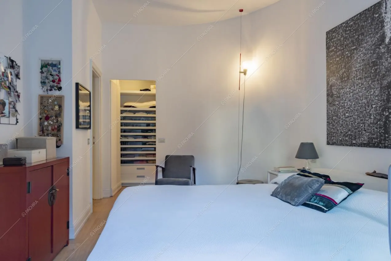 La camera da letto con vista sulla cabina armadio