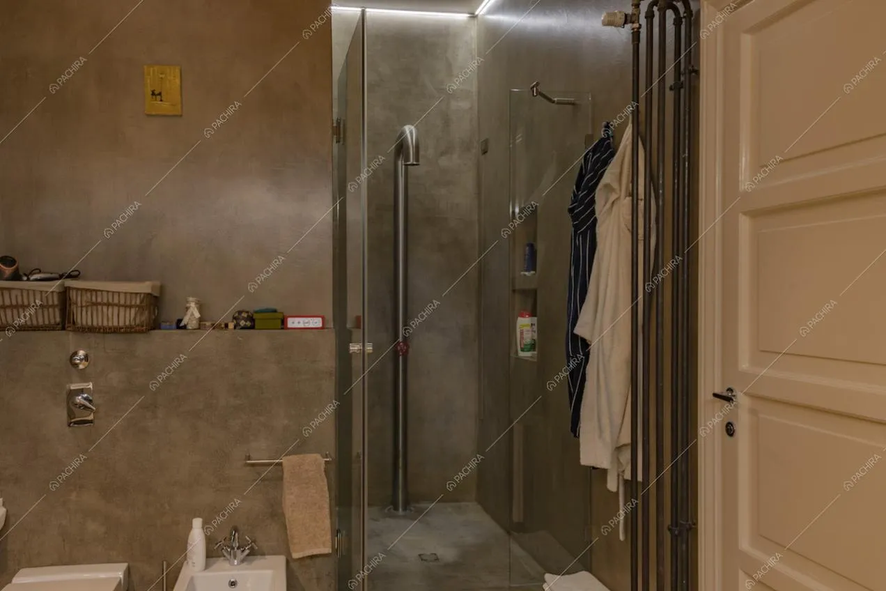 Il bagno con doccia in pietra