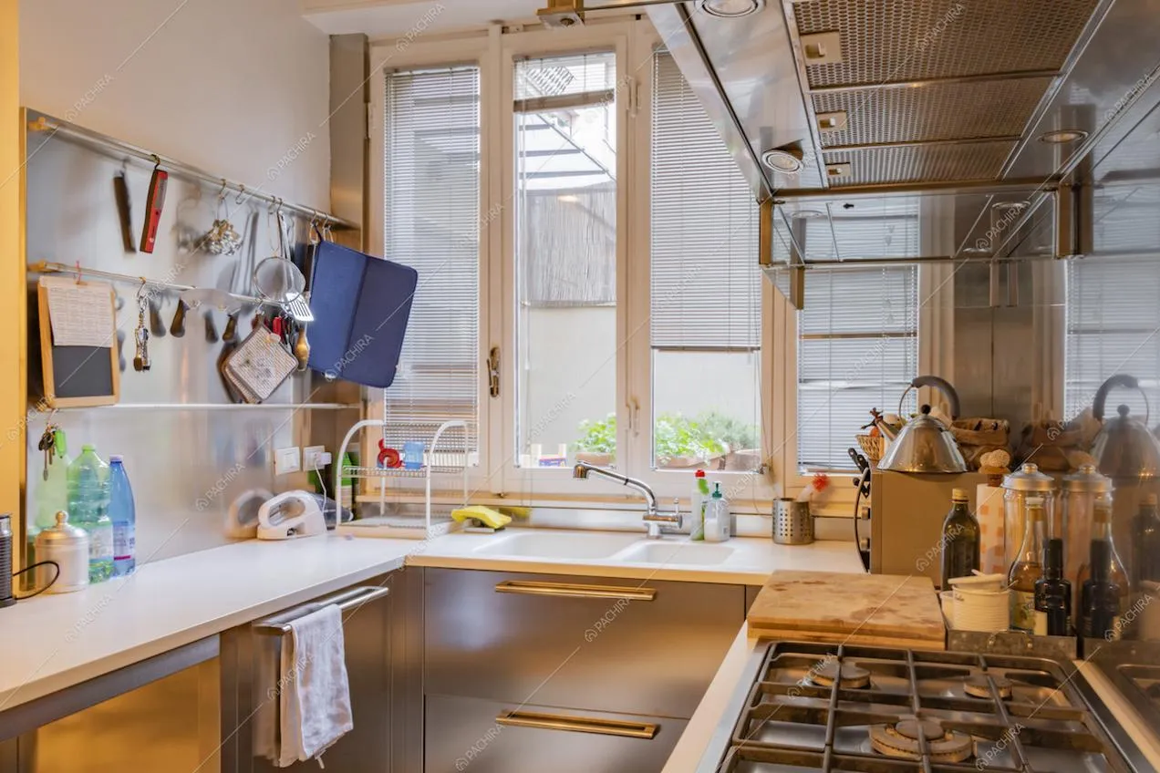 Vista sulla finestra nella cucina della location