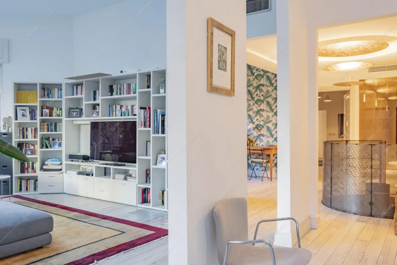 La libreria e il corridoio della Location Feijoa