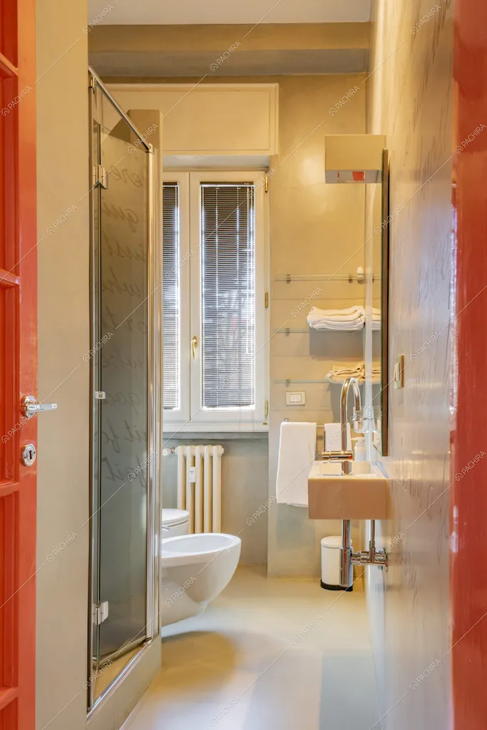 Uno dei bagni con doccia della location