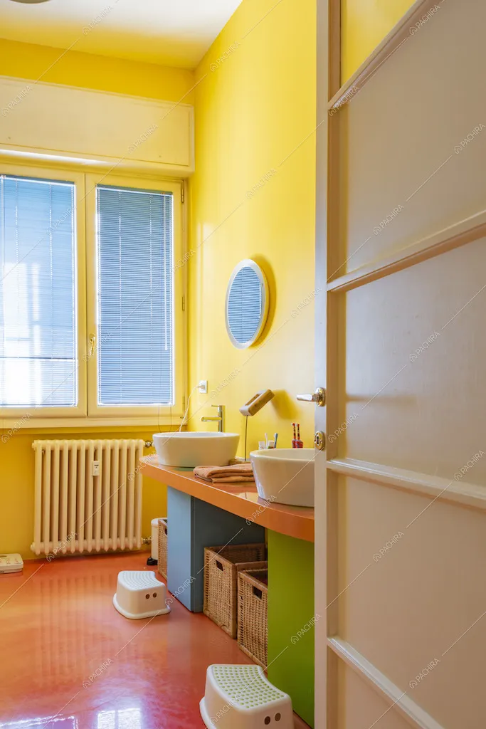 Il vivace bagno con pareti gialle