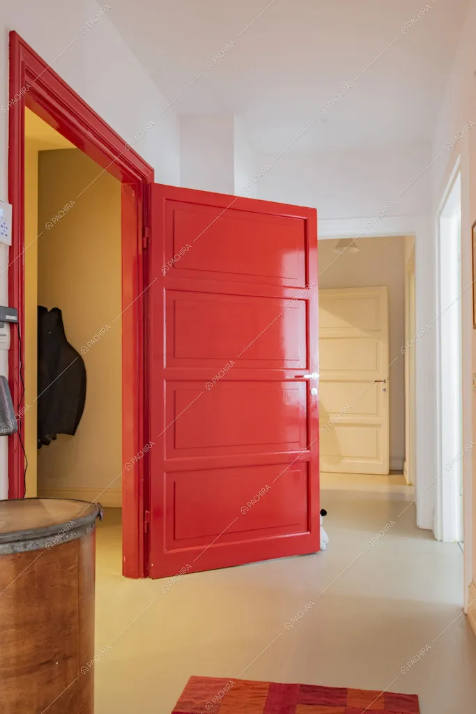 La porta rossa e il corridoio