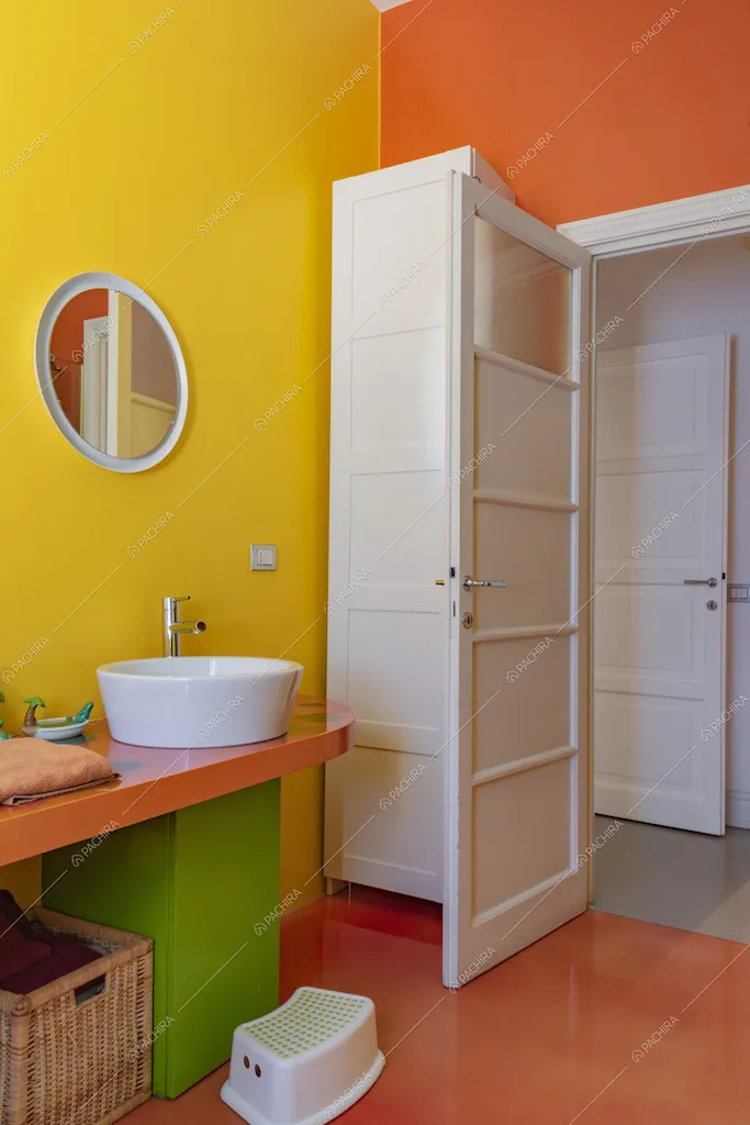 Vista sulla porta del bagno giallo