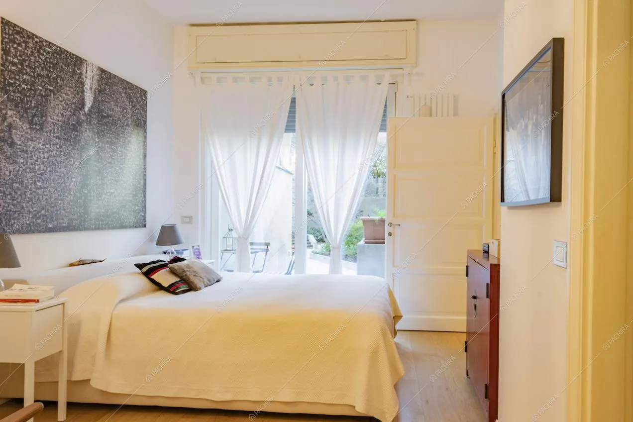 La camera da letto color crema
