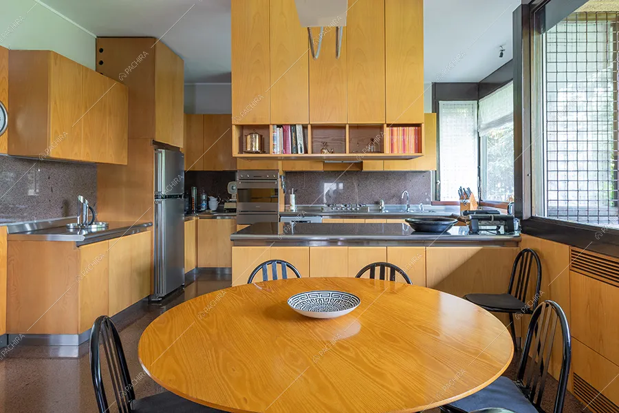 Cucina della villa Noce, location in stile vintage a Milano