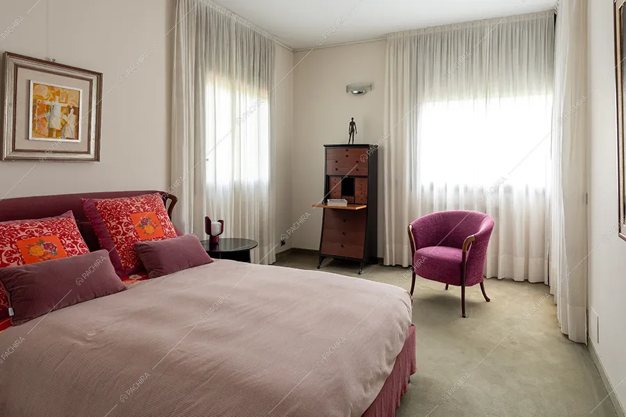 Camera da letto della villa Noce, location in stile vintage a Milano