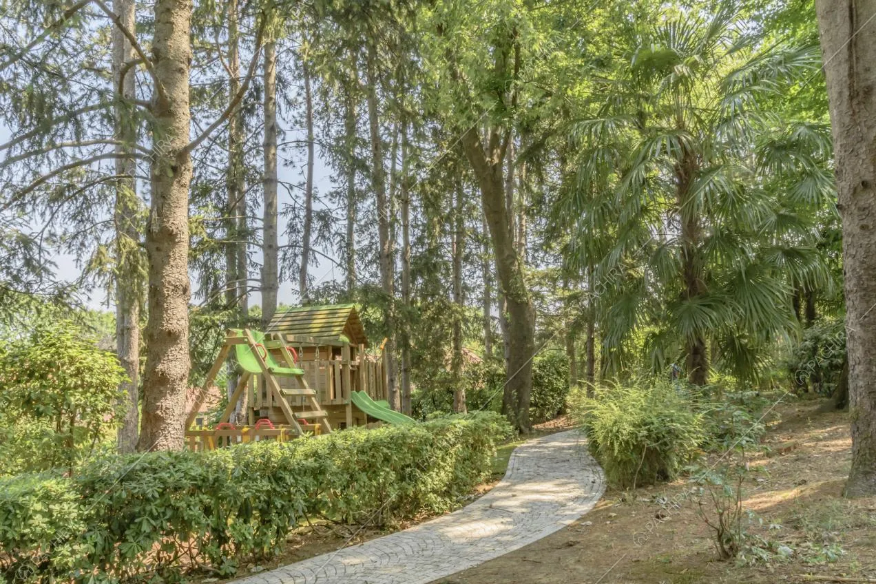 Nel bosco della location, un vialetto conduce a un parco giochi per bambini