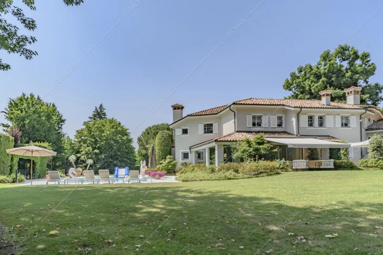 Grande e curato giardino della location con vista sulla piscina