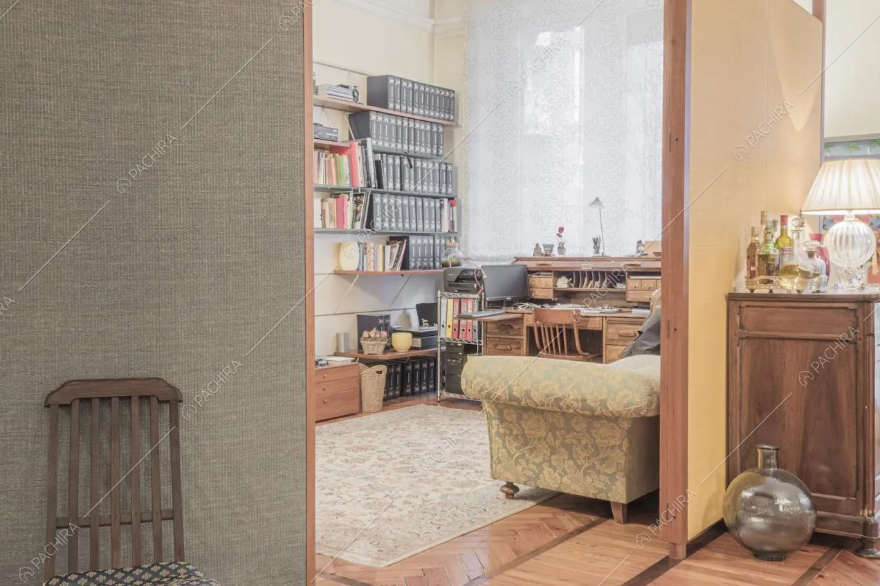 Divano in stoffa con decorazione floreale e parquet