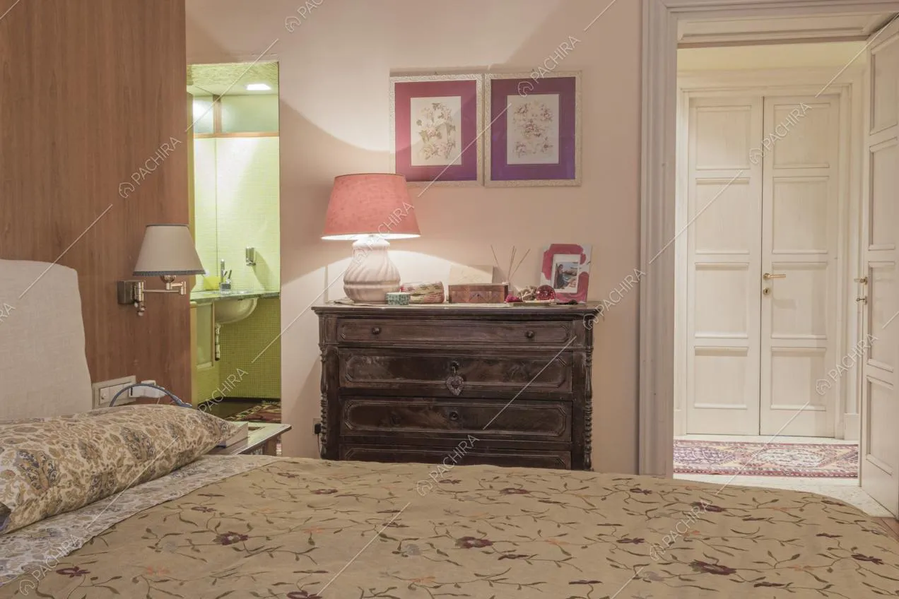 Camera da letto matrimoniale con parete in legno