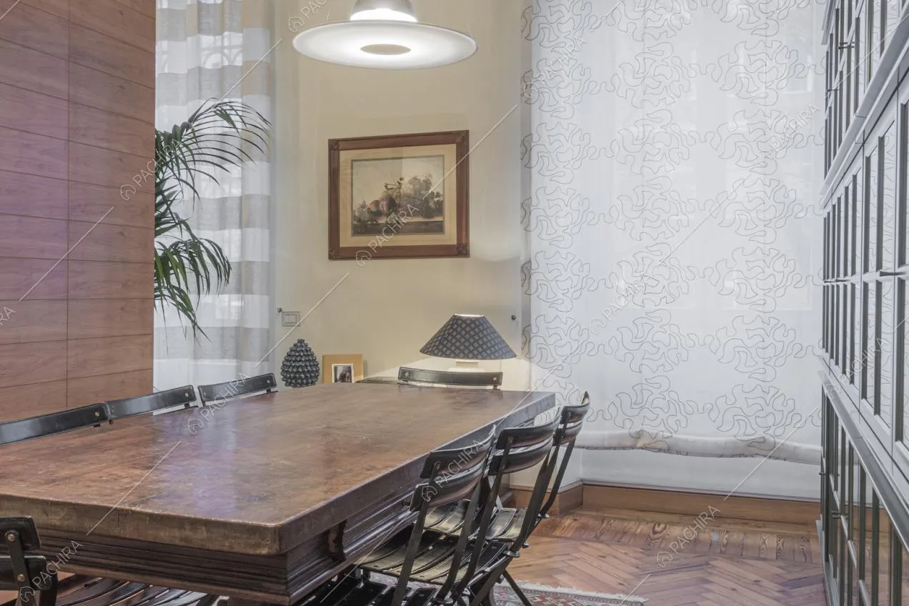 Tavolo da pranzo in legno scuro e sedie pieghevoli nere