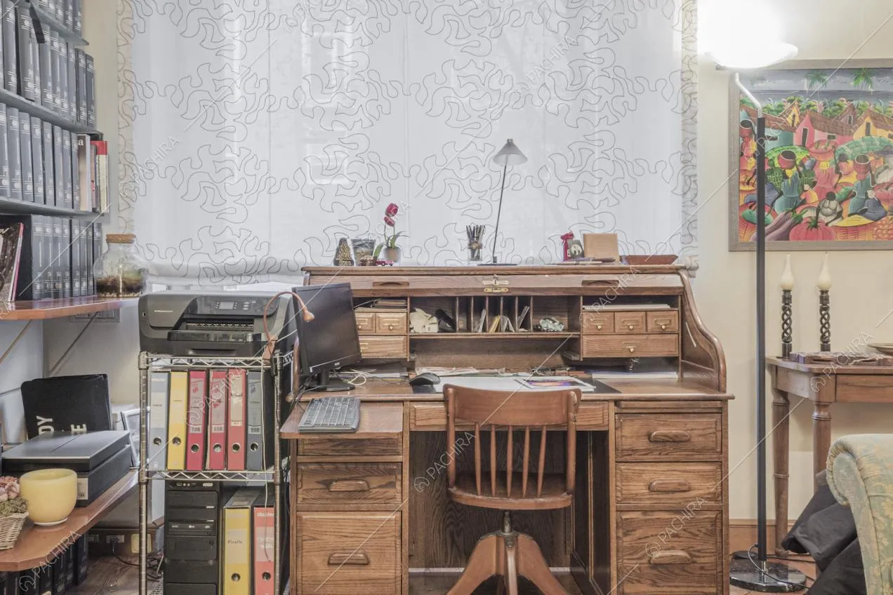 Scrivania d'epoca in legno con cassettini e sedia vintage