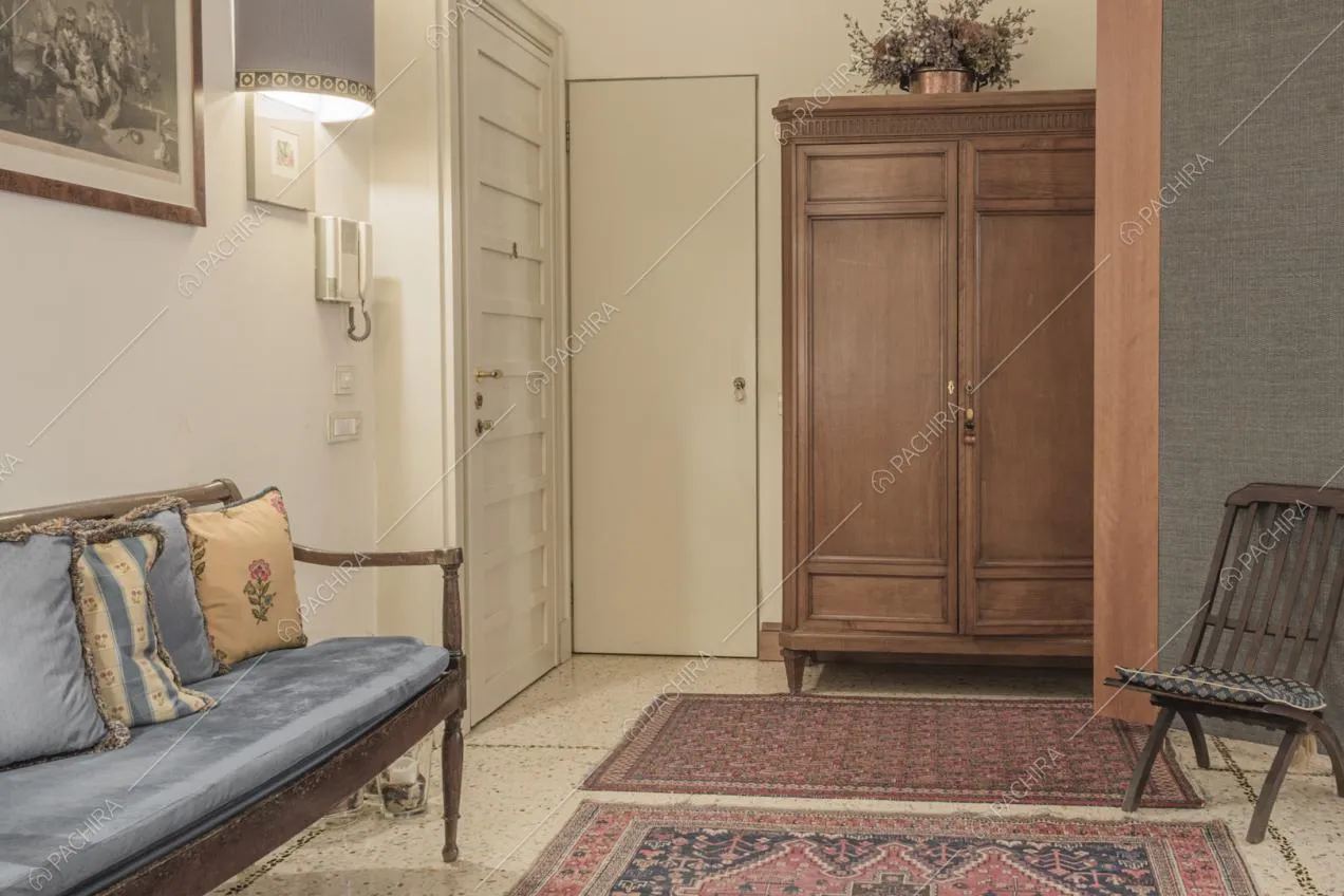 L'ingresso della Location Sacezia con armadio antico in legno