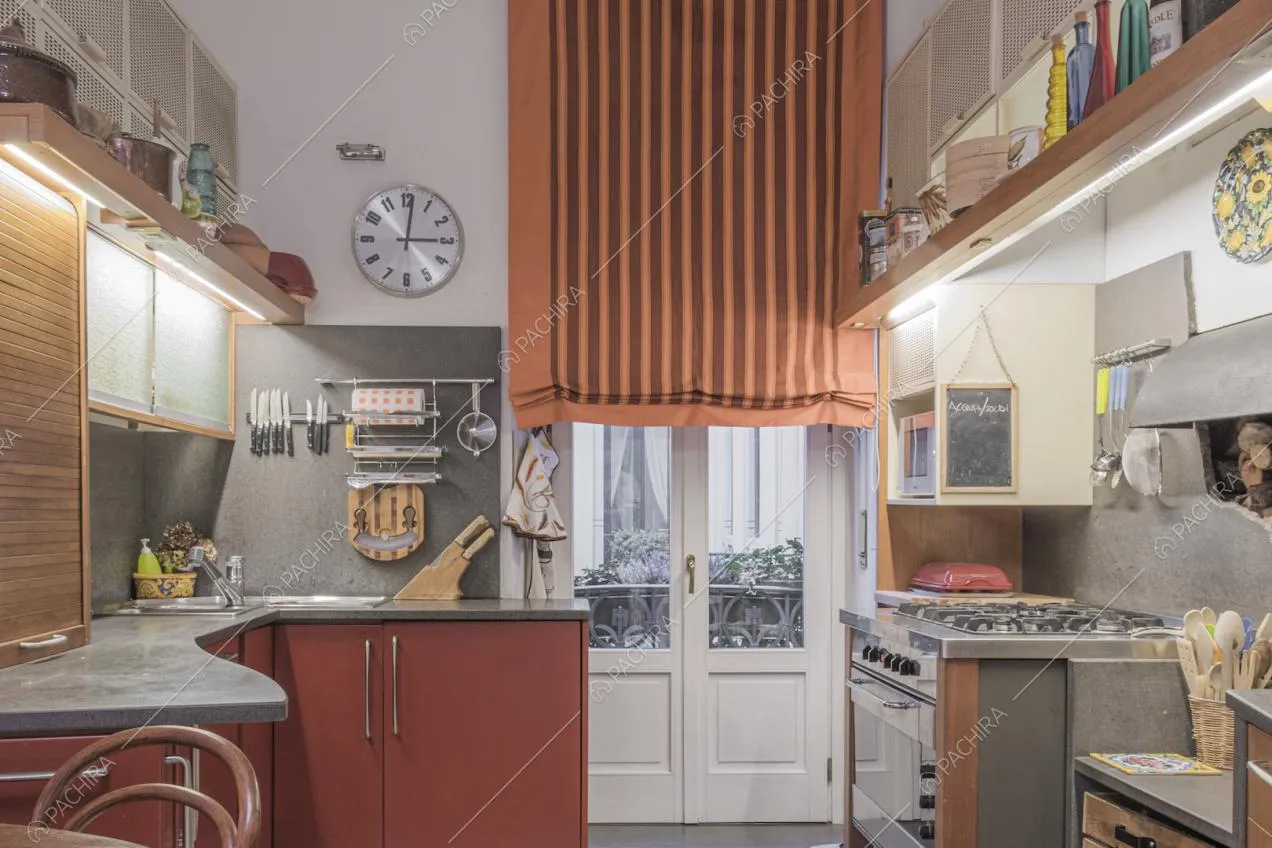 Porta finestra con tenda a righe nella cucina