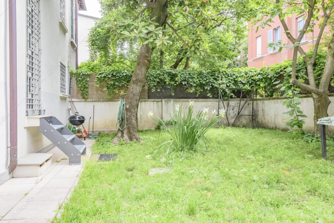 Il piccolo giardino con arbusti rigogliosi