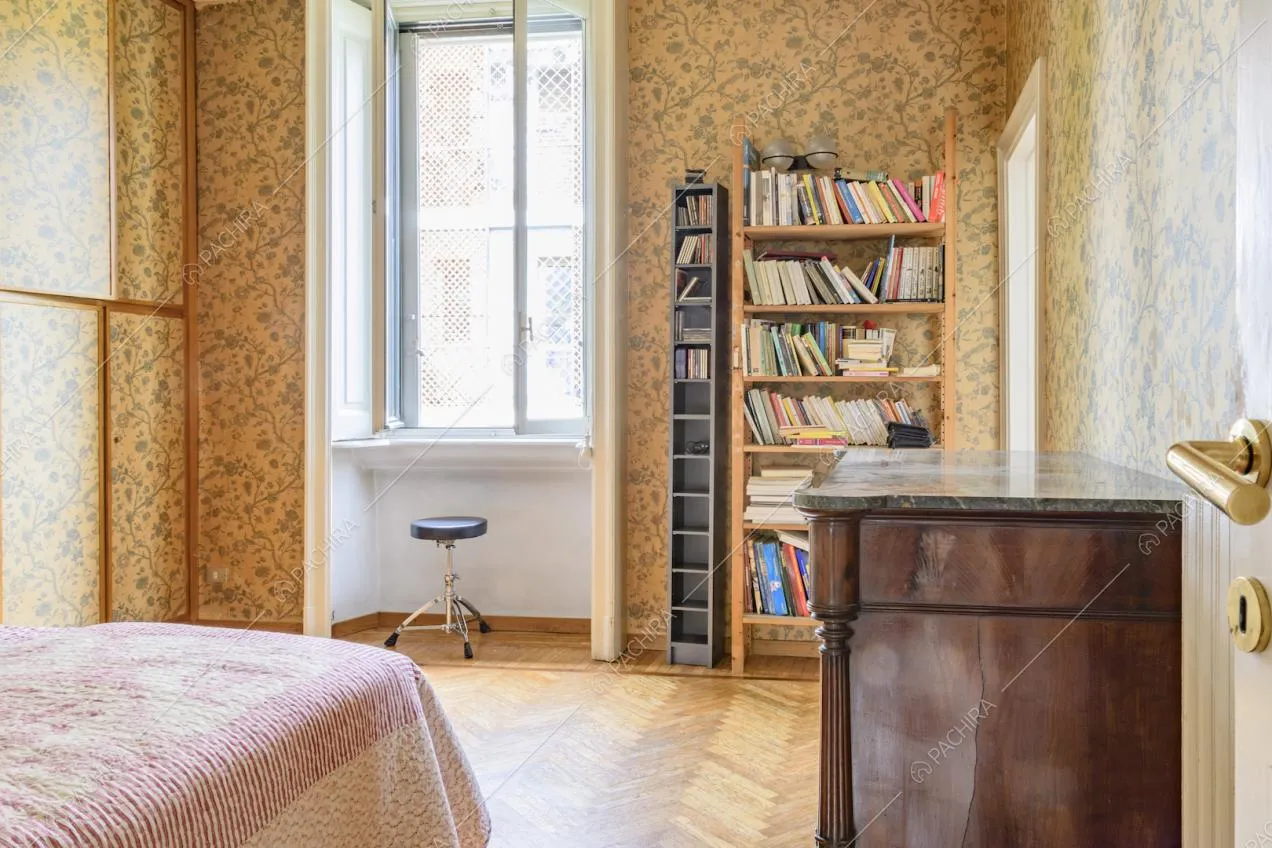 Pavimento in parquet a spina di pesce all'ingresso