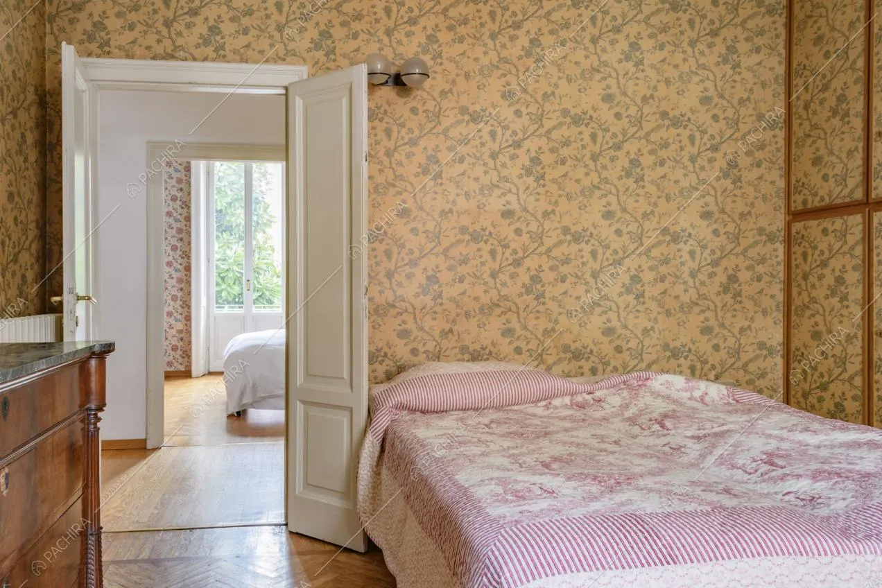 Camera da letto con pavimento in parquet