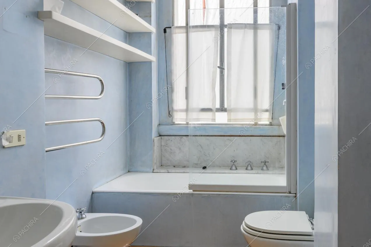 Bagno azzurro e sanitari