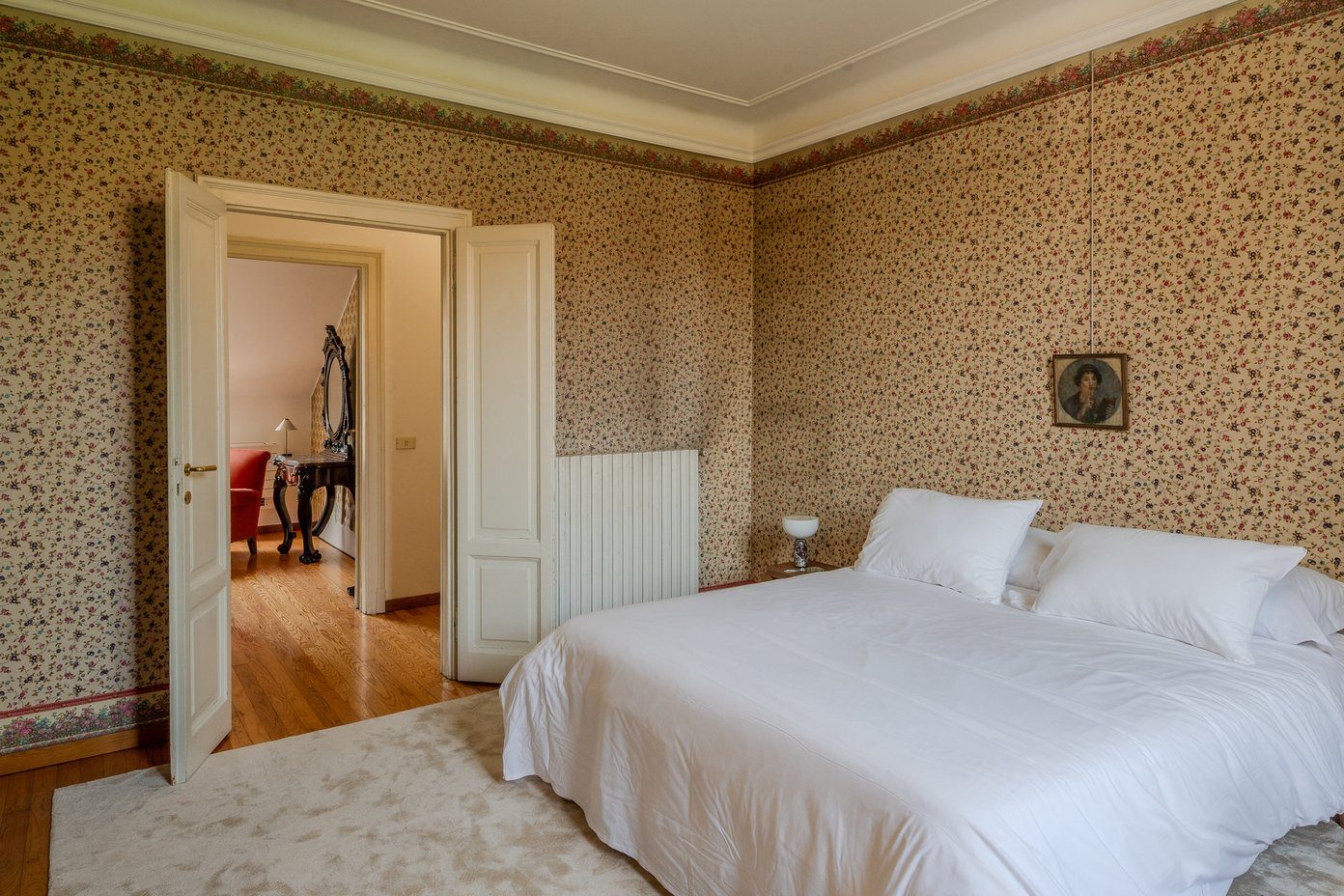 Camera da letto della villa Ginestrella, location per shooting a Milano