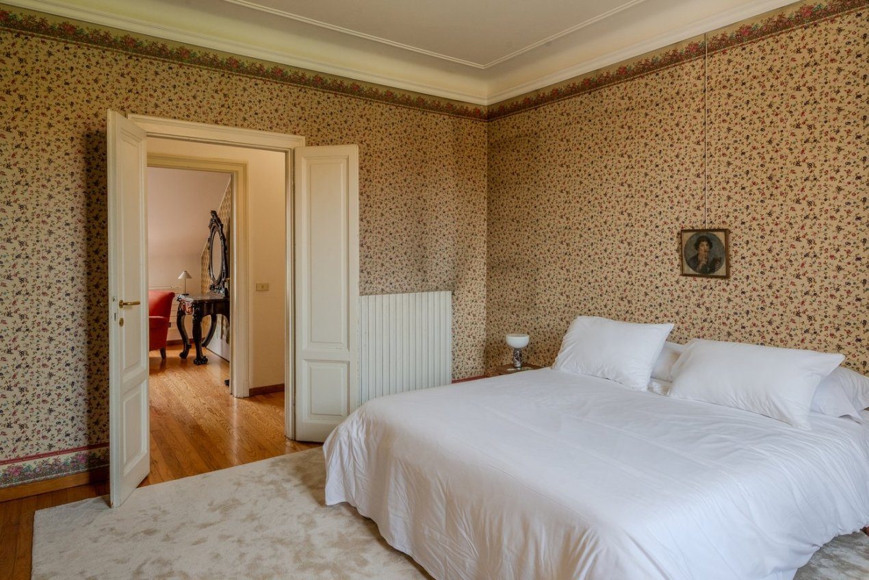 Camera da letto della villa Ginestrella, location per shooting a Milano