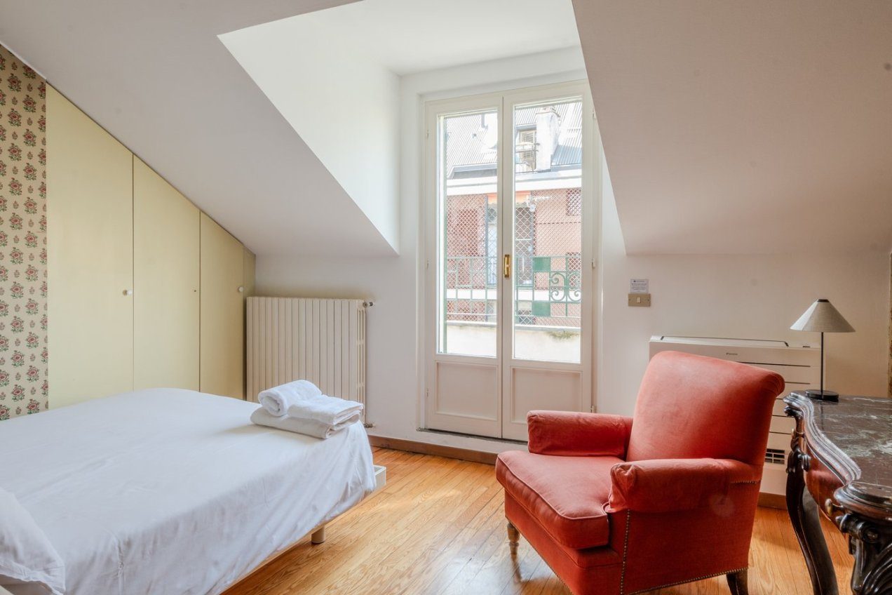 Camera da letto della villa Ginestrella, location per shooting a Milano