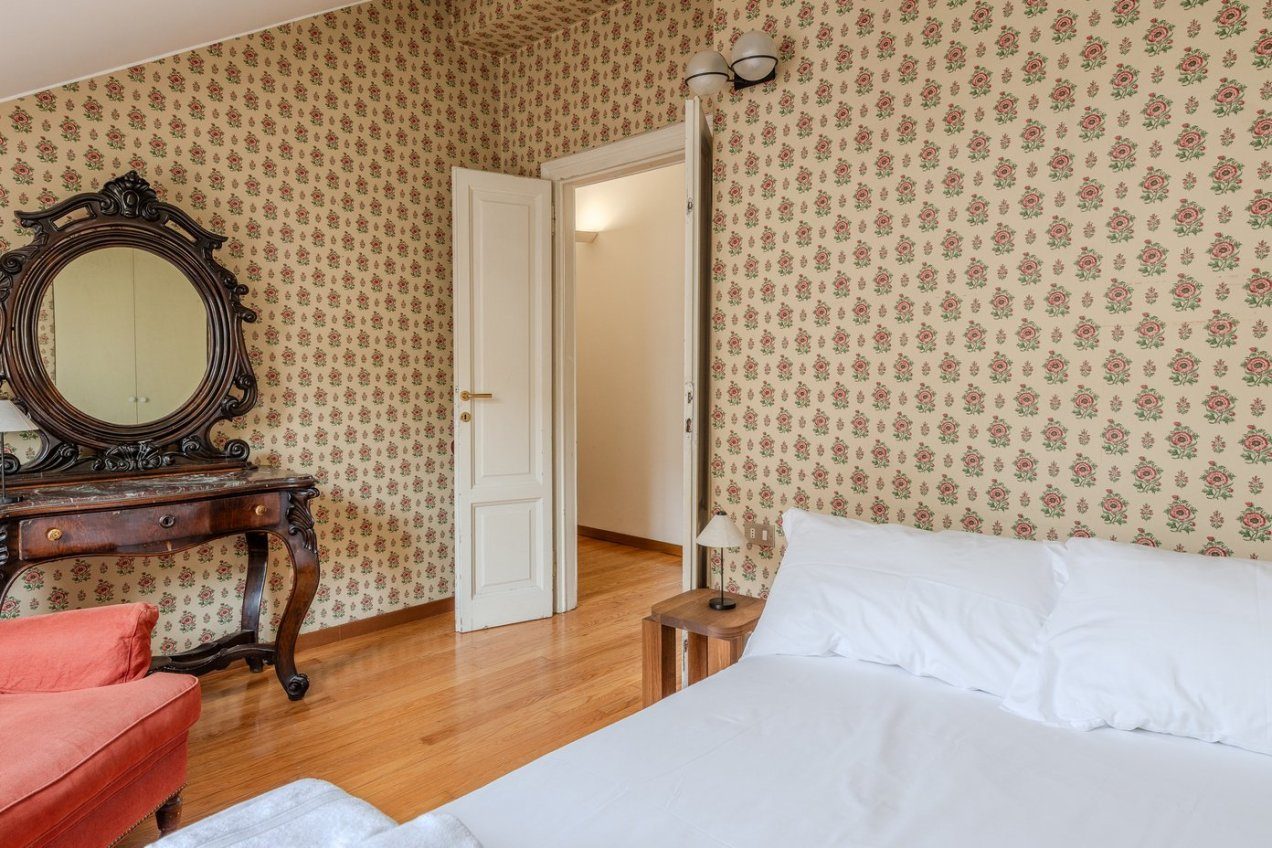 Camera da letto della villa Ginestrella, location per shooting a Milano