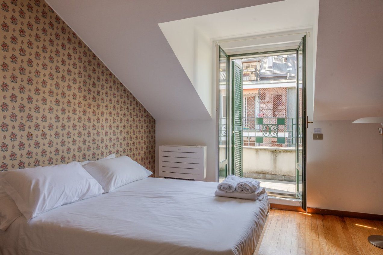 Camera da letto della villa Ginestrella, location per shooting a Milano