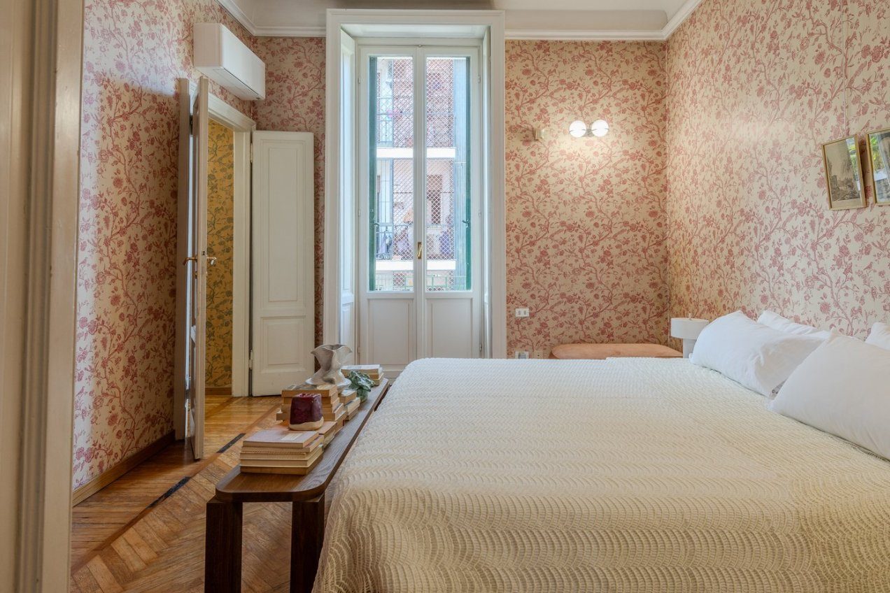 Camera da letto della villa Ginestrella, location per shooting a Milano