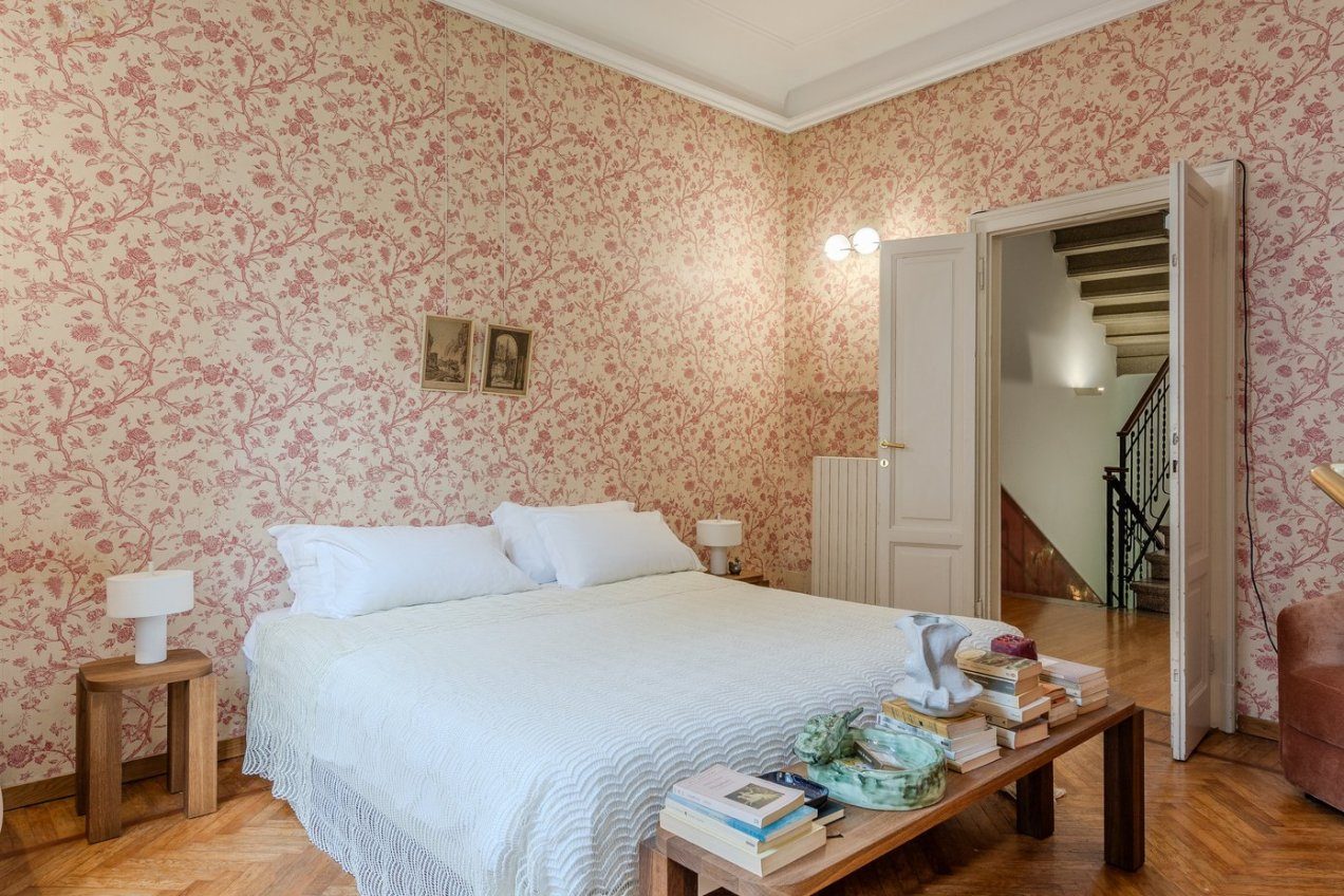 Camera da letto della villa Ginestrella, location moderna per shooting a Milano