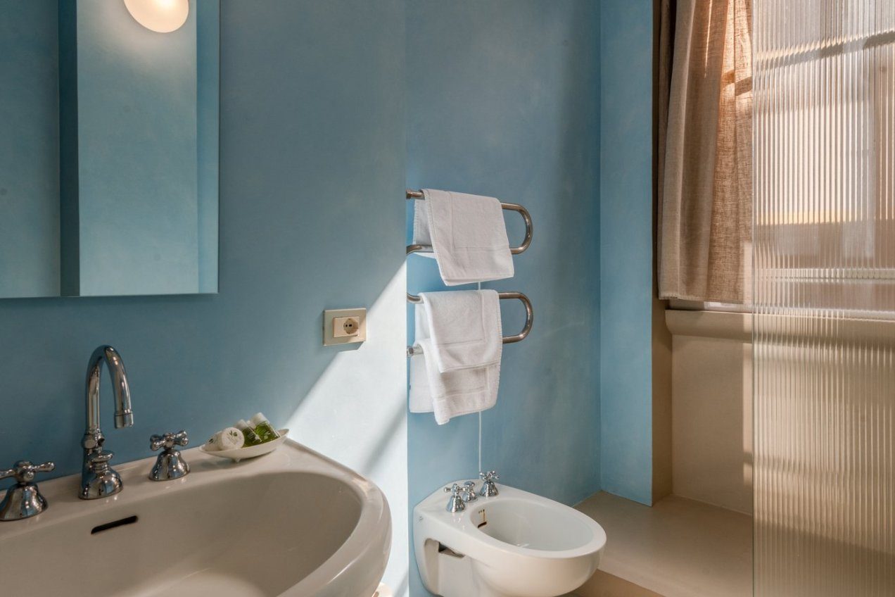 Bagno della villa Ginestrella, location moderna per shooting a Milano
