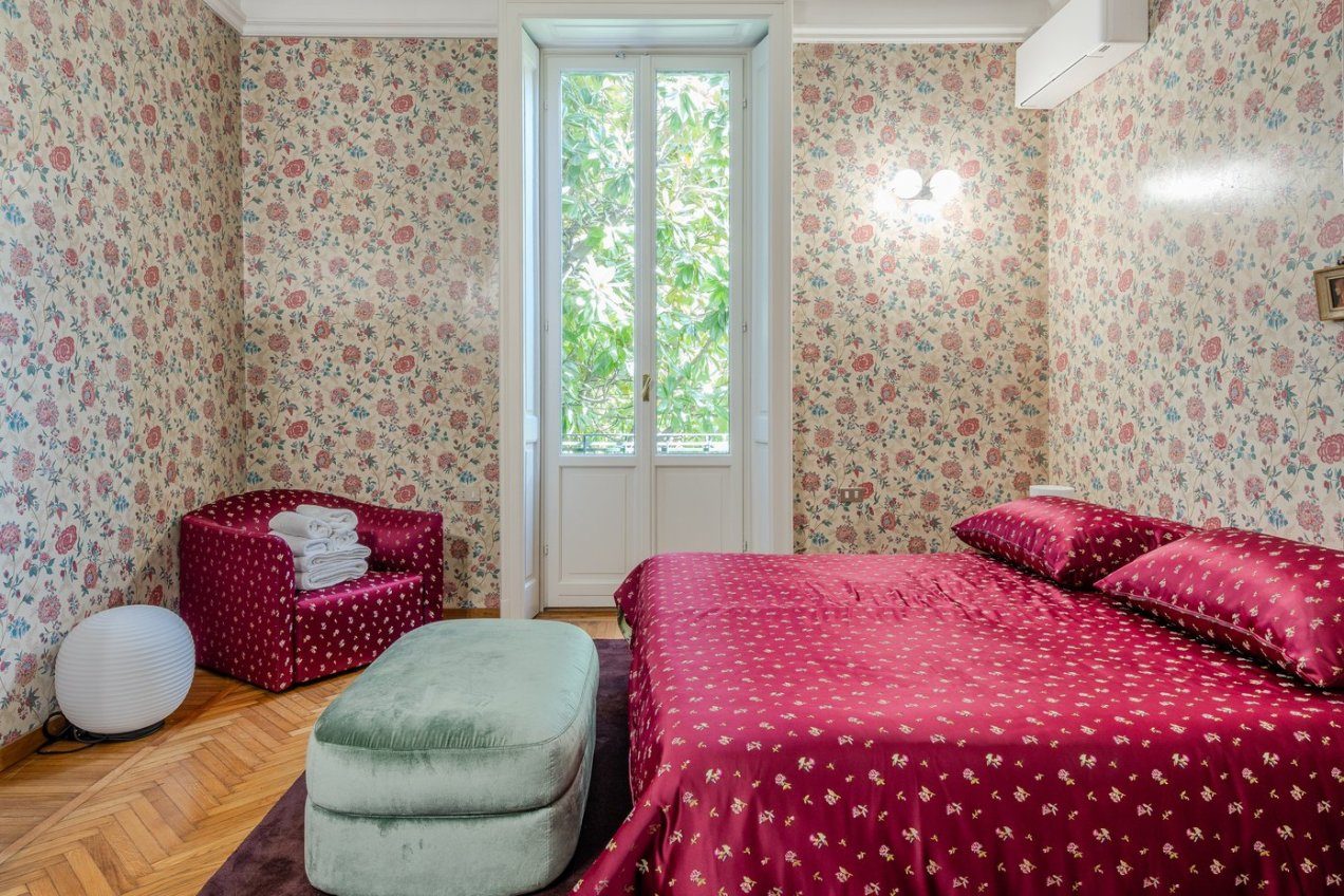 Camera da letto della villa Ginestrella, location moderna per shooting a Milano
