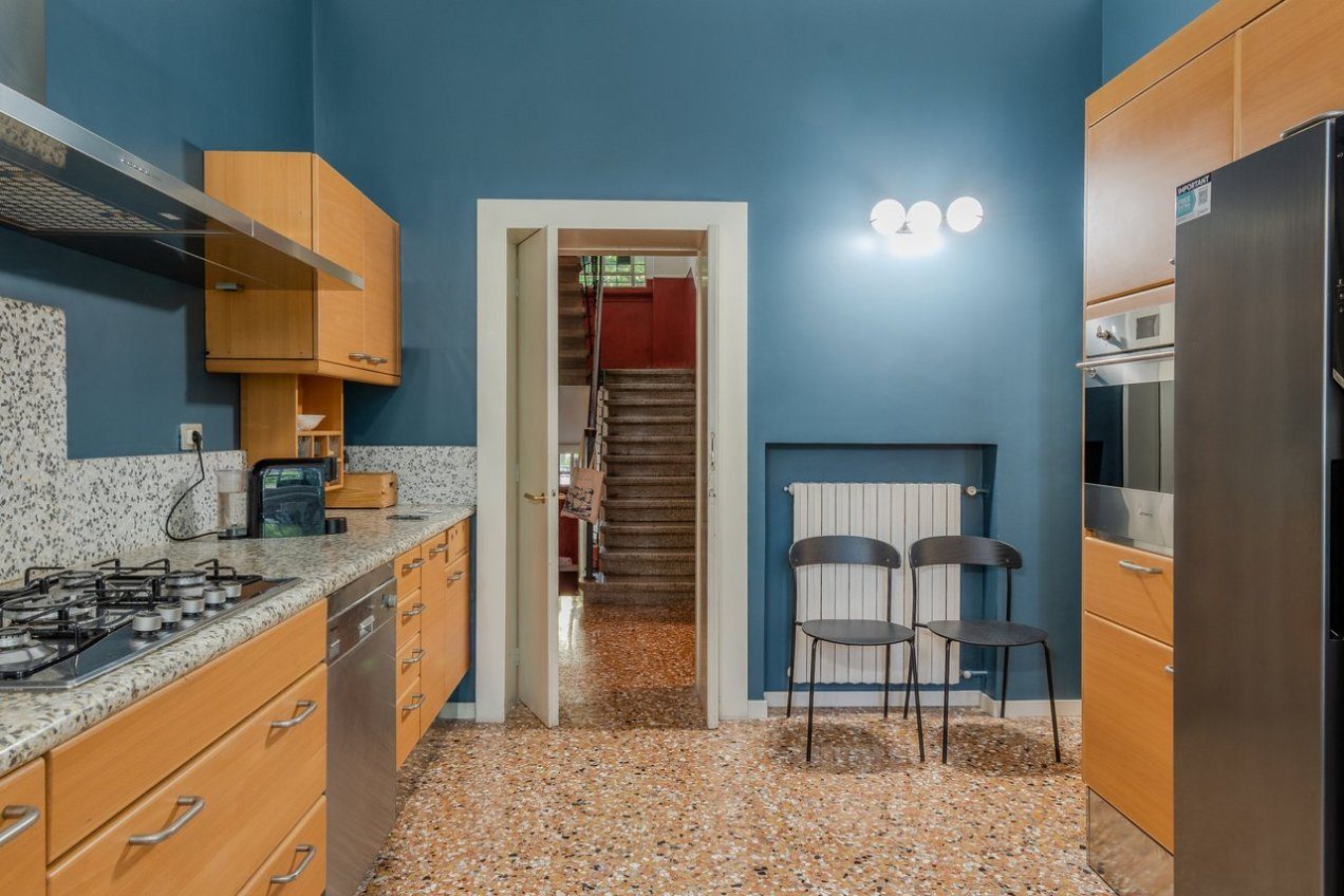 Cucina della villa Ginestrella, location moderna per shooting a Milano