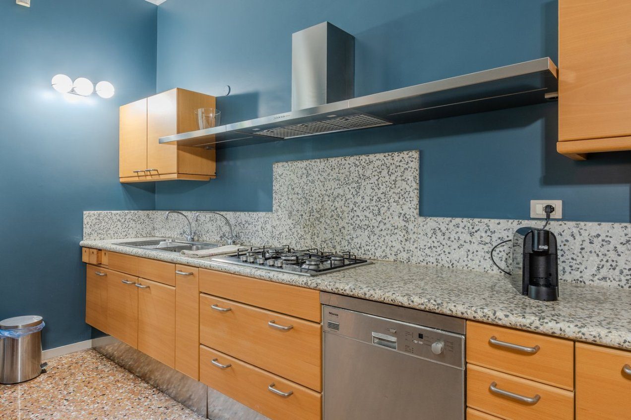 Cucina della villa Ginestrella, location moderna per shooting a Milano