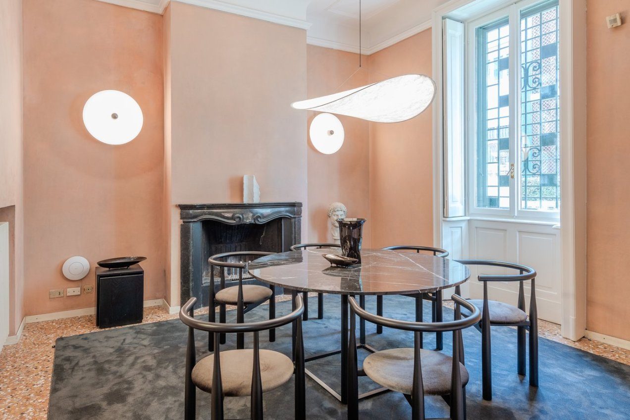 Sala da pranzo della villa Ginestrella, location moderna per shooting a Milano