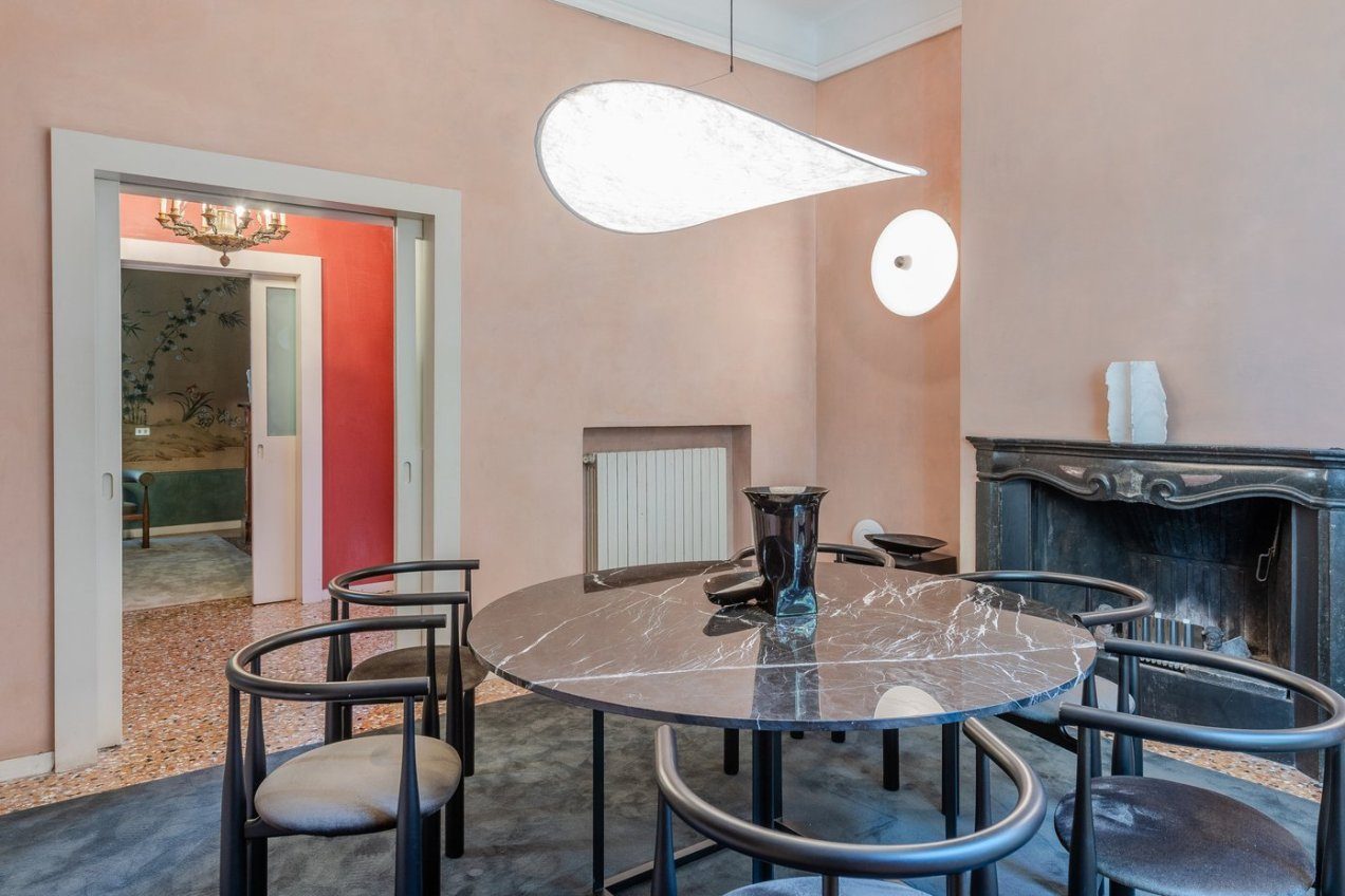 Sala da pranzo della villa Ginestrella, location moderna per shooting a Milano