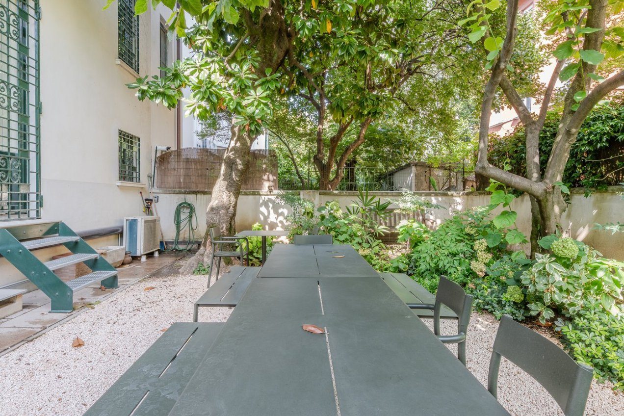 Giardino della villa Ginestrella, location moderna per shooting a Milano