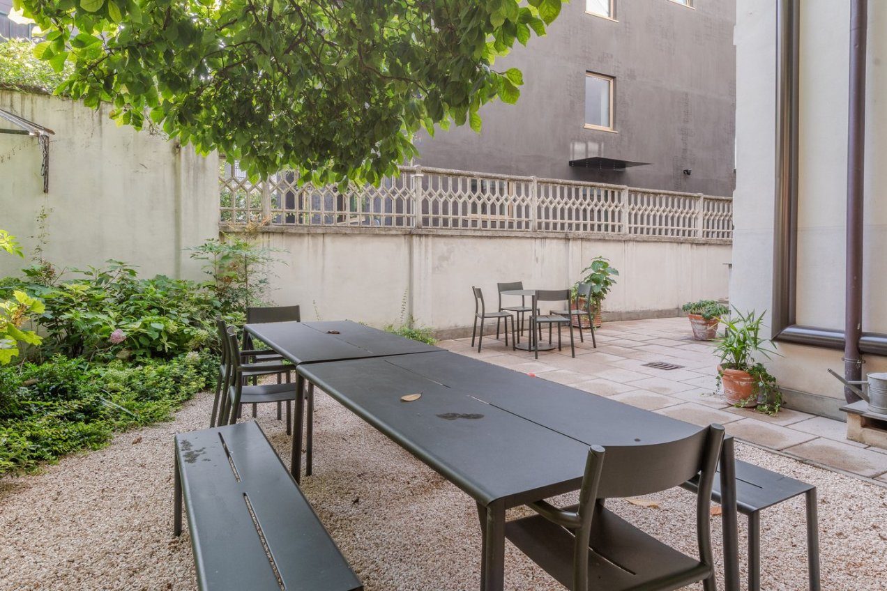 Giardino della villa Ginestrella, location moderna per shooting a Milano