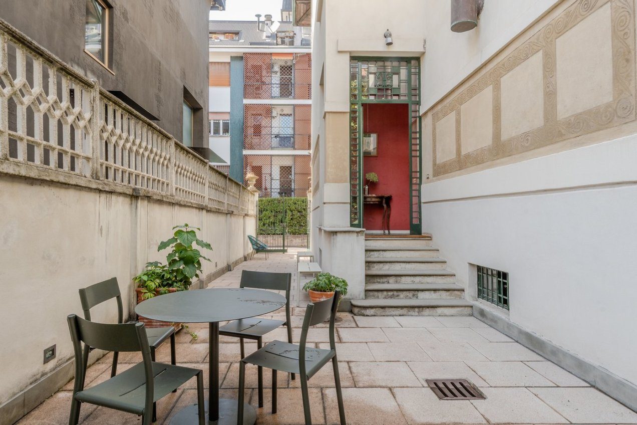 Cortile della villa Ginestrella, location moderna per shooting a Milano