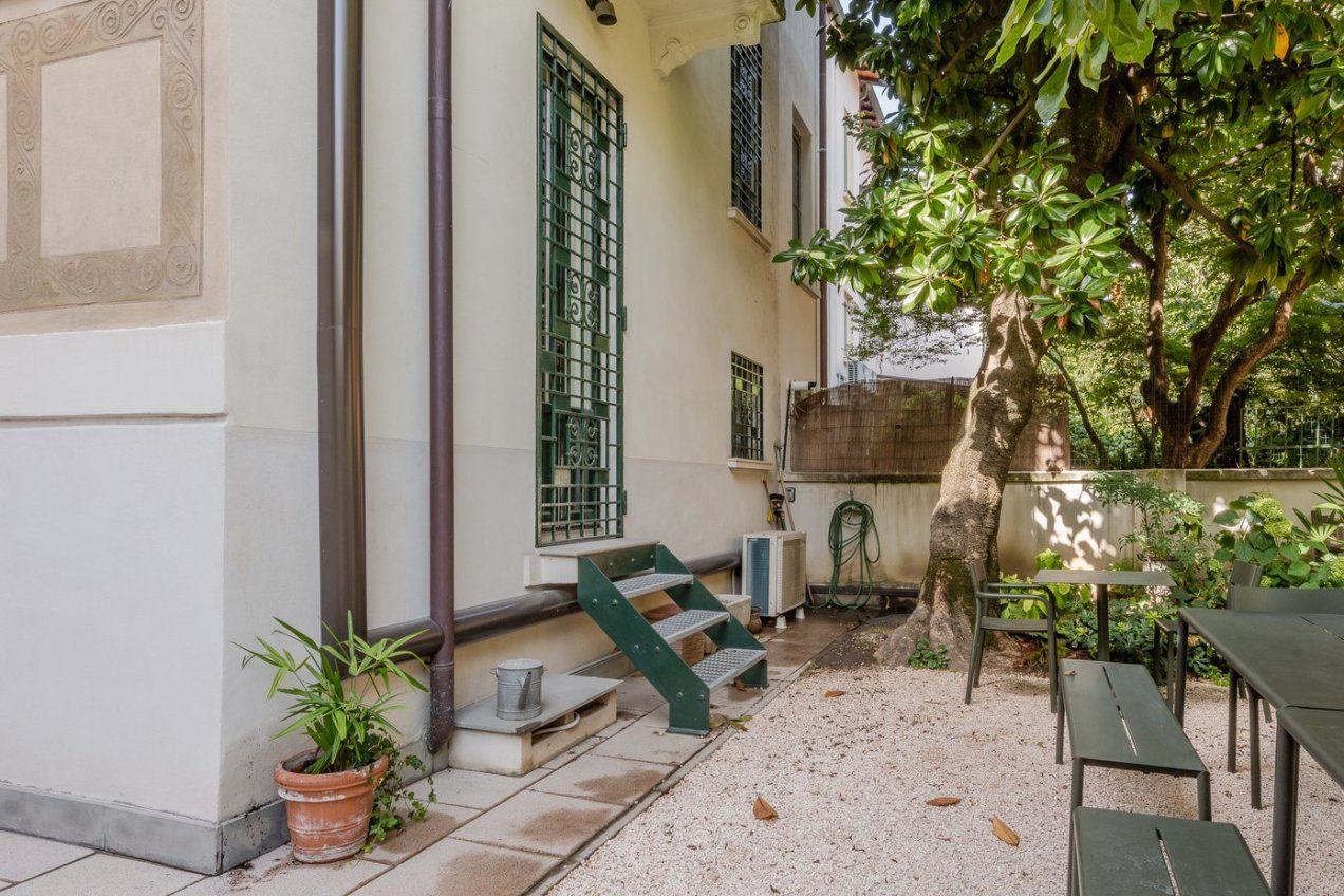 Esterni della villa Ginestrella, location moderna per shooting a Milano