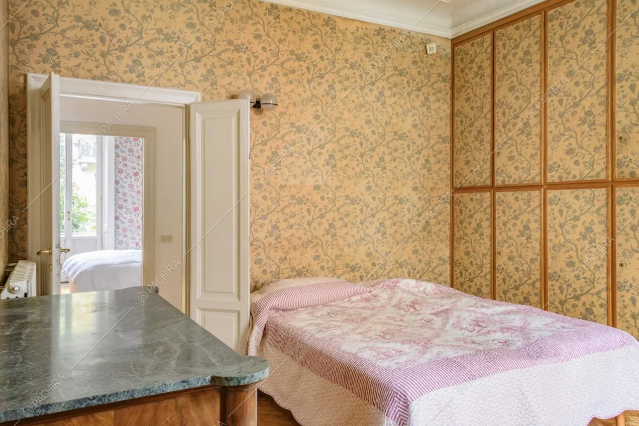 Camera da letto con carta da parati