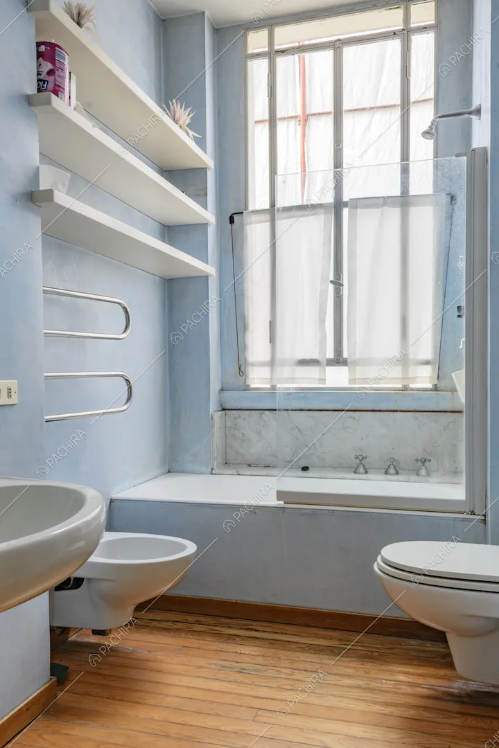 Bagno celeste con vasca