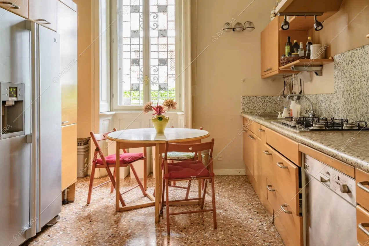Cucina con vetrate e pavimento d'epoca
