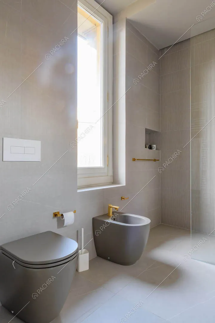 Sanitari grigi nel luminoso bagno con grande box doccia