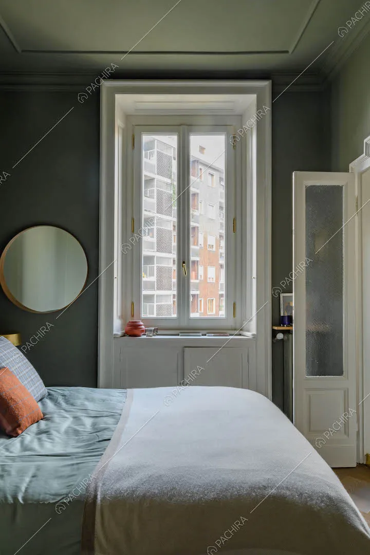 Camera da letto matrimoniale, boiserie sul soffitto e porta a vetri